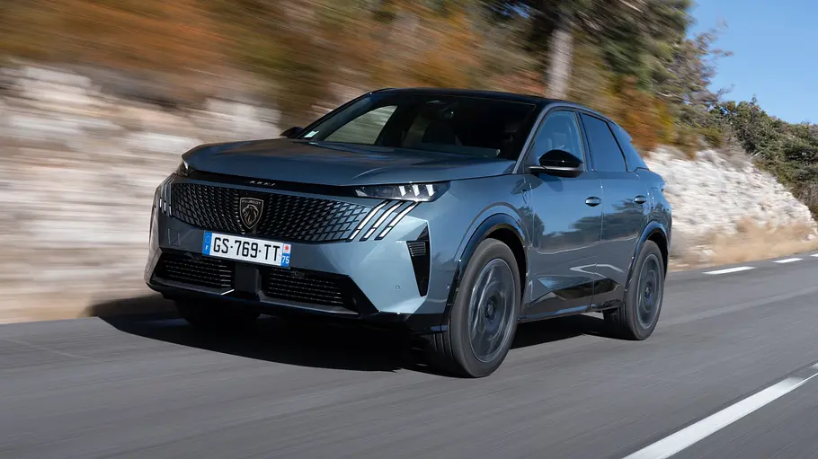 Peugeot 3008 Der Peugeot 3008 fahrend von schräg vorne links.