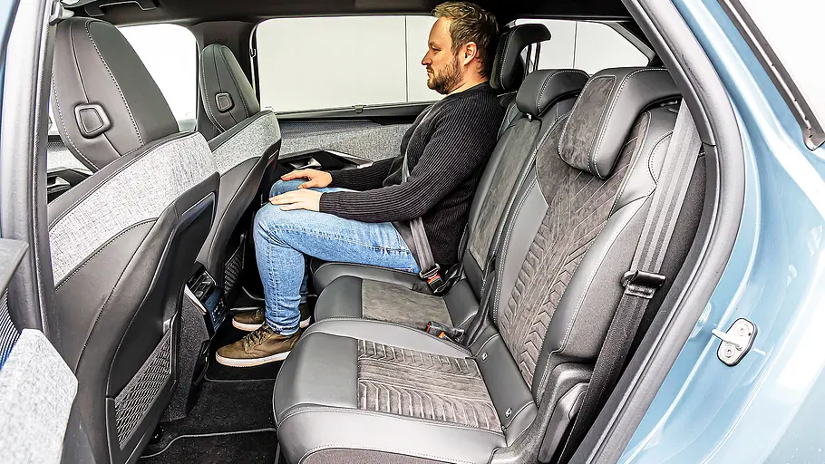 Blick auf die Fondsitze im Innenraum des Peugeot E-5008.