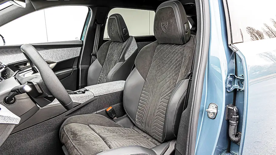 Blick auf die Vordersitze im Innenraum des Peugeot E-5008.