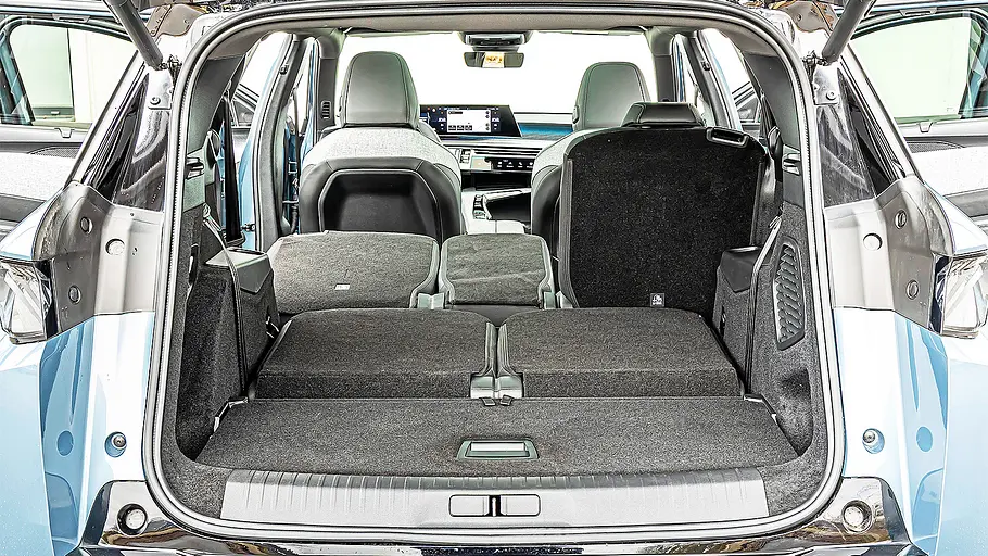 Blick in den Kofferraum des Peugeot E-5008.