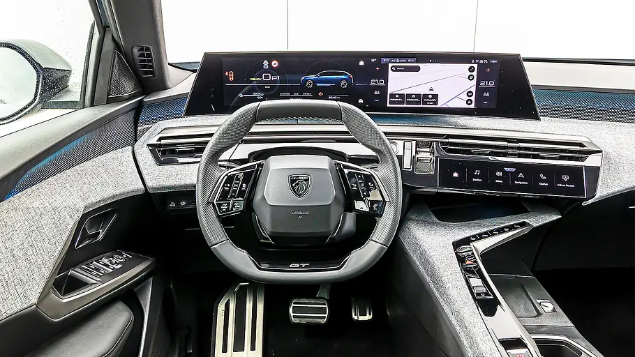 Blick auf die Armaturen im Innenraum des Peugeot E-5008.