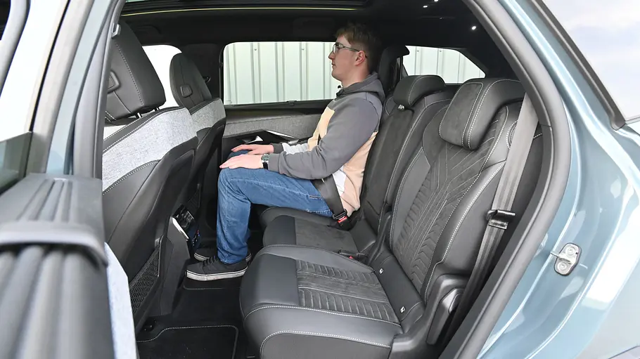 Ein Mann sitzt im Fond des Peugeot E-5008.