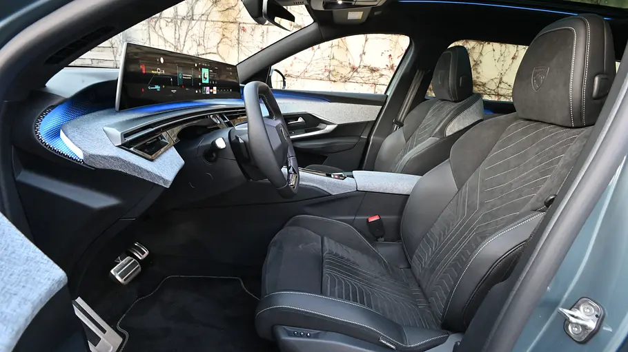Die vorderen Sitze des Peugeot E-5008.
