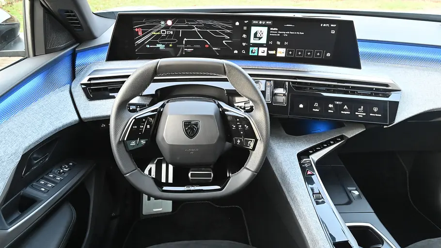 Das Cockpit des Peugeot E-5008.