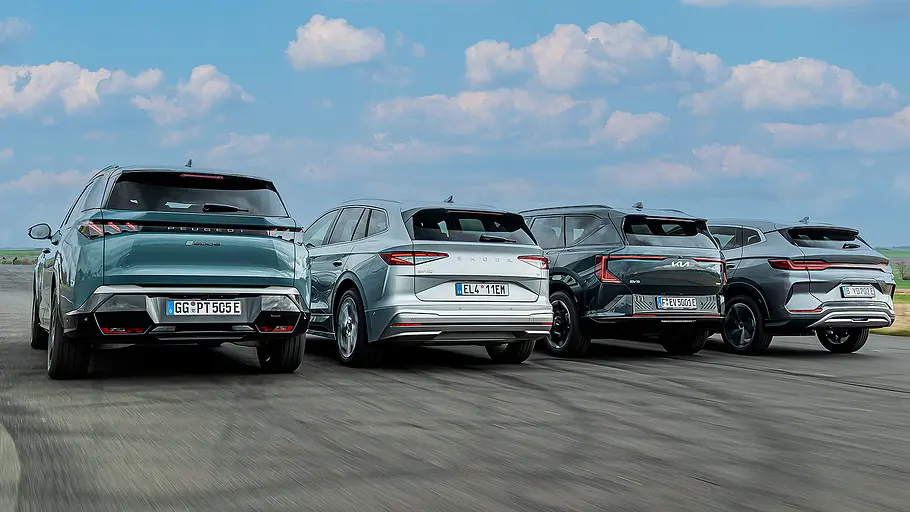 Blick von schräg hinten auf die vier fahrenden Elektro-SUV Peugeot E-5008, Skoda Enyaq, Kia EV5 und BYD Seal U.