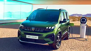 Peugeot E-Rifter Facelift (2024); stehend, schräg vorne, an Ladesäule - Foto: Peugeot