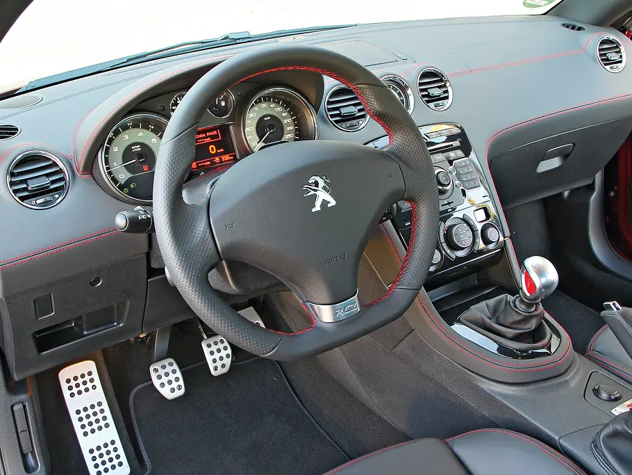 Peugeot RCZ R Bilder technische Daten Test Cockpit