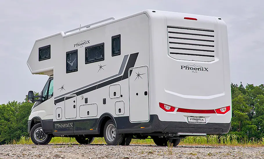 Phoenix Midi Alkoven 6700 HBL (2025) Das Bild zeigt den Phoenix Midi Alkoven 6700 HBL (2025) statisch von schräg hinten links fotografiert.