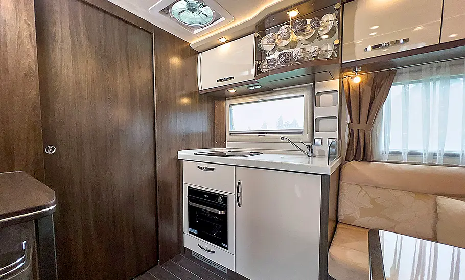 Phoenix Midi Alkoven 6700 HBL (2025) Das Bild zeigt den Wohnraum des Phoenix Midi Alkoven 6700 HBL (2025). Zu sehen ist die Küche.