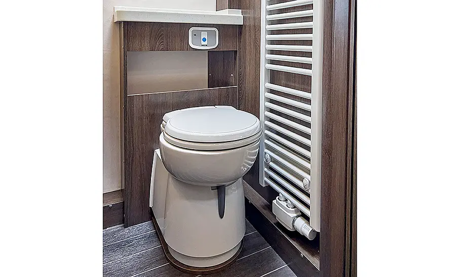Phoenix Midi Alkoven 6700 HBL (2025) Das Bild zeigt den Wohnraum des Phoenix Midi Alkoven 6700 HBL (2025). Zu sehen ist das WC im Heckbad.