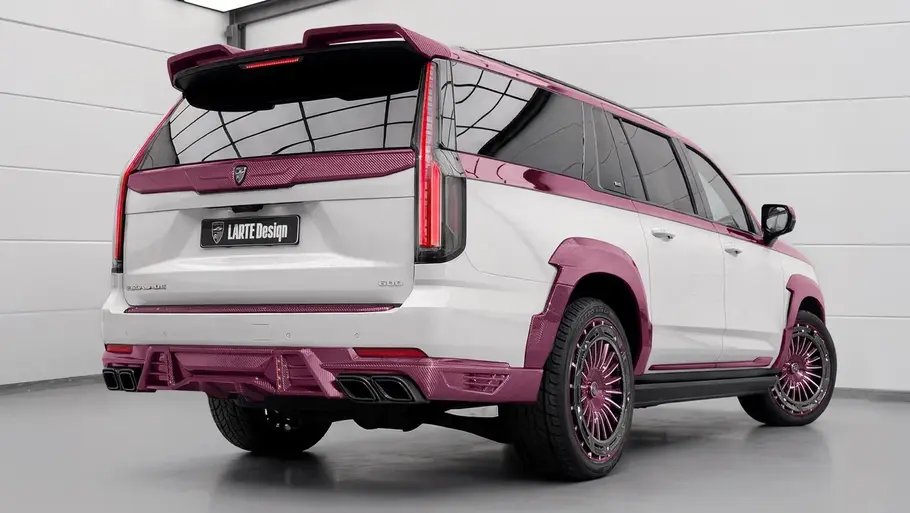 Pink Cadillac Escalade von Larte Design Pink Cadillac Escalade von Larte Design, fotografiert von schräg hinten.