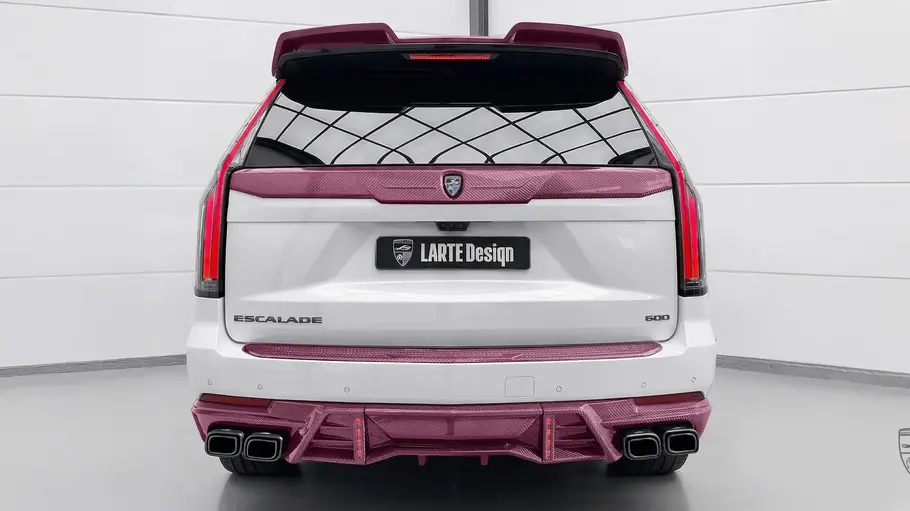 Pink Cadillac Escalade von Larte Design Pink Cadillac Escalade von Larte Design, fotografiert von hinten.