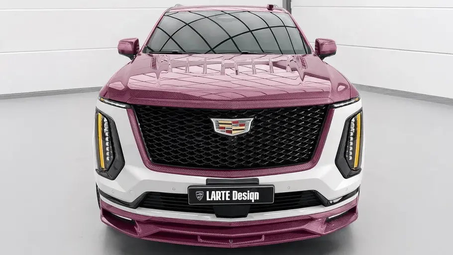 Pink Cadillac Escalade von Larte Design Pink Cadillac Escalade von Larte Design, fotografiert von vorne.