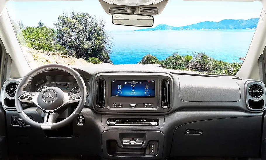 Die Innenaufnahme zeigt das Cockpit des Pössl Campstar (2025).
