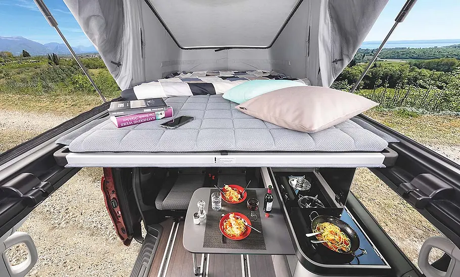 Die Innenaufnahme zeigt den Innenraum des Pössl Campstar (2025) aus der Vogelperspektive bei geöffnetem Aufstelldach.