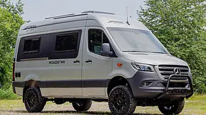 Die Außenaufnahme zeigt den Pössl Roadstar X (2024) von schräg vorne. - Foto: Pössl