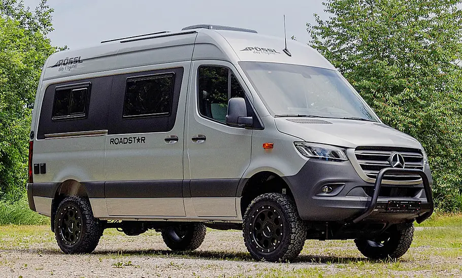 Pössl Roadstar X (2024) Die Außenaufnahme zeigt den Pössl Roadstar X (2024) von schräg vorne.