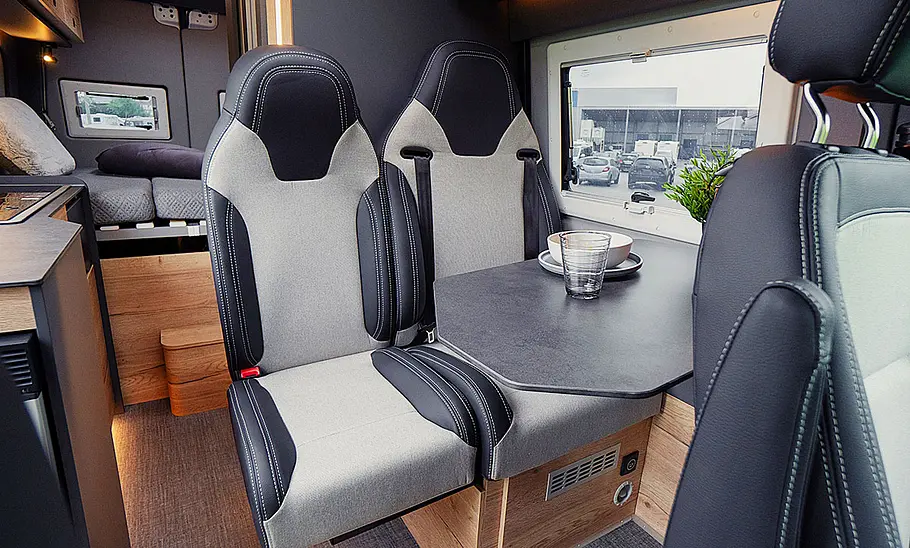 Pössl Roadstar X (2024) Die Innenansicht zeigt die Sitzgruppe des Pössl Roadstar X (2024).