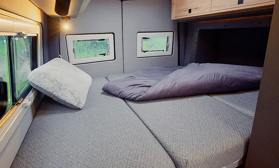Pössl Roadstar X (2024) Die Innenansicht zeigt das Schlafzimmer im Heck des Pössl Roadstar X (2024).