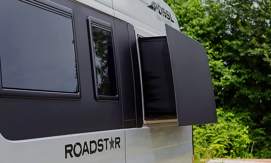 Pössl Roadstar X (2024) Die Außenansicht zeigt den Pössl Roadstar X (2024) mit ausgefahrenem Erker.
