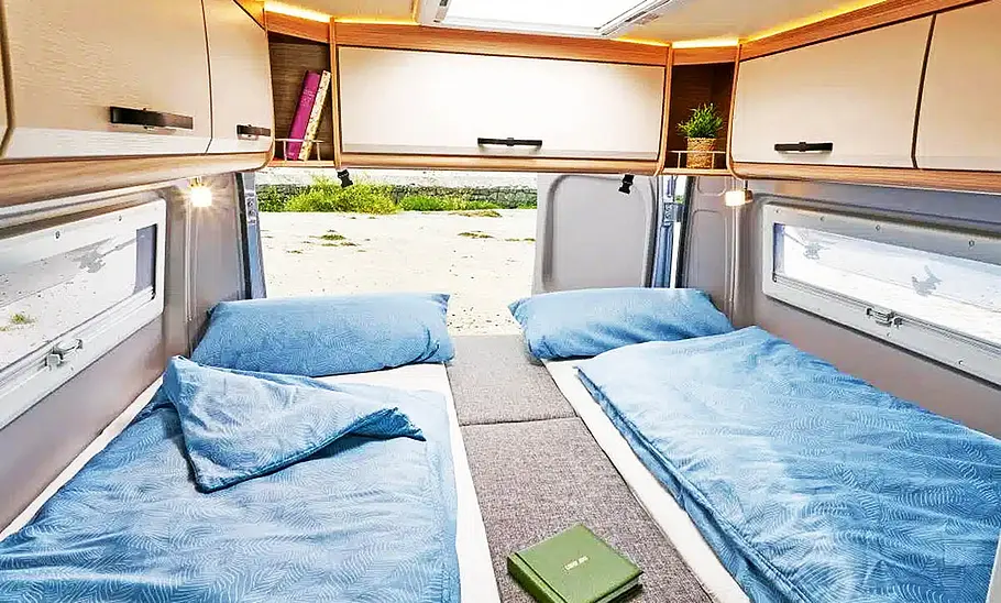 Blick ins Schlafzimmer des Pössl Summit 600 L (2025).
