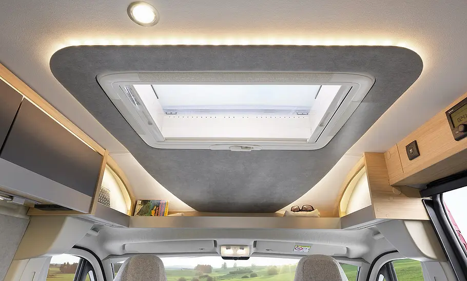 Pössl Trenta 600 (2025) Das Detailfoto zeigt den transparenten Fahrerhaushimmel des Pössl Trenta 600 (2025).