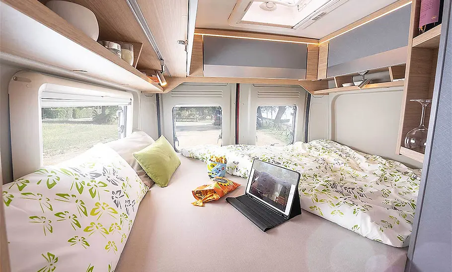 Pössl Trenta 600 (2025) Die Innenaufnahme zeigt das Schlafzimmer im Heck des Pössl Trenta 600 (2025).