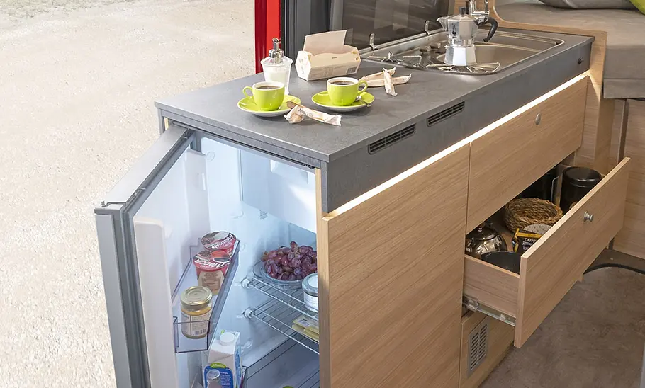 Pössl Trenta 600 (2025) Die Innenaufnahme zeigt den geöffneten Kühlschrank des Pössl Trenta 600 (2025).