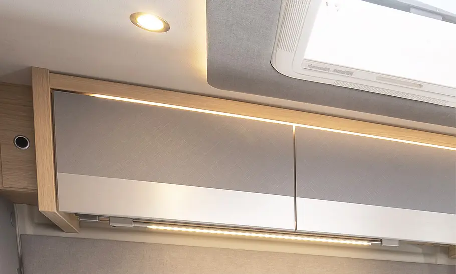 Pössl Trenta 600 (2025) Das Detailfoto zeigt Staufächer unter der Decke des Pössl Trenta 600 (2025).