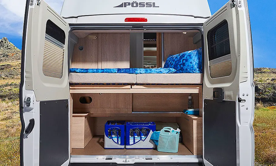 Pössl Vario 545 (2024) Das Bild zeigt das Heckbett des Pössl Vario 545 (2024) durch die geöffneten Hecktüren fotografiert.