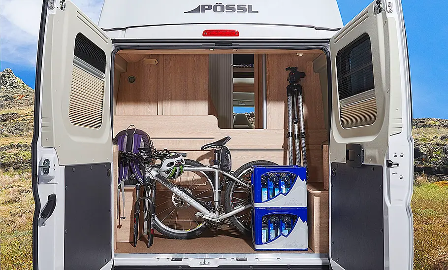 Pössl Vario 545 (2024) Das Bild zeigt die Heckgarage des Pössl Vario 545 (2024) mit ausgebautem Bett durch die geöffneten Hecktüren fotografiert.