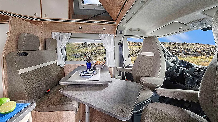 Pössl Vario 545 Das Bild zeigt die Sitzgruppe des Pössl Vario 545 (2024) von der Seite fotografiert.