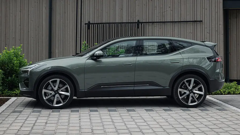 Polestar 3 Performance Polestar 3 Performance statisch von der linken Seite auf einem Parkplatz vor einem Haus.
