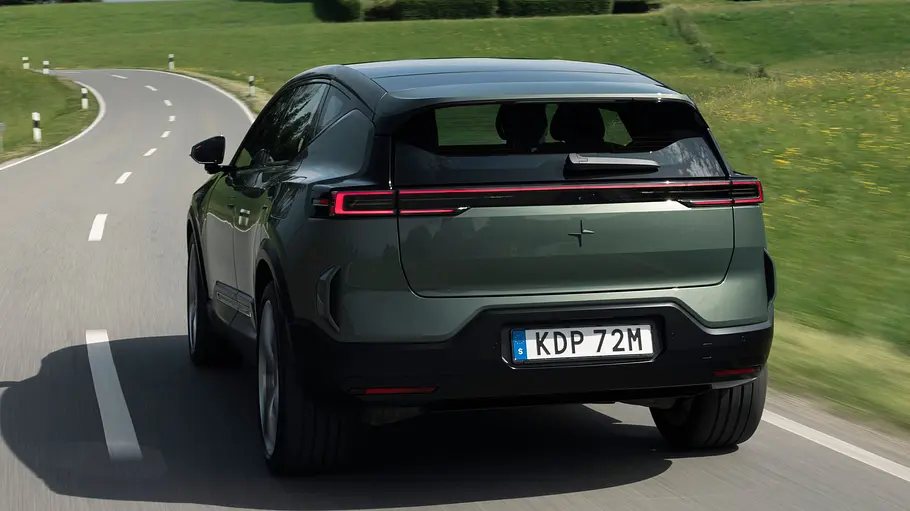 Polestar 3 Performance Polestar 3 Performance fährt auf einer Landstraße, Ansicht von hinten.