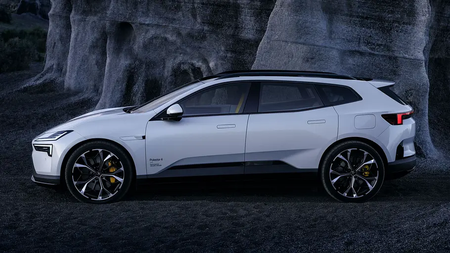 Polestar 4 SUV steht vor Felsklippen, Ansicht des Fahrzeugs von der linken Seite.