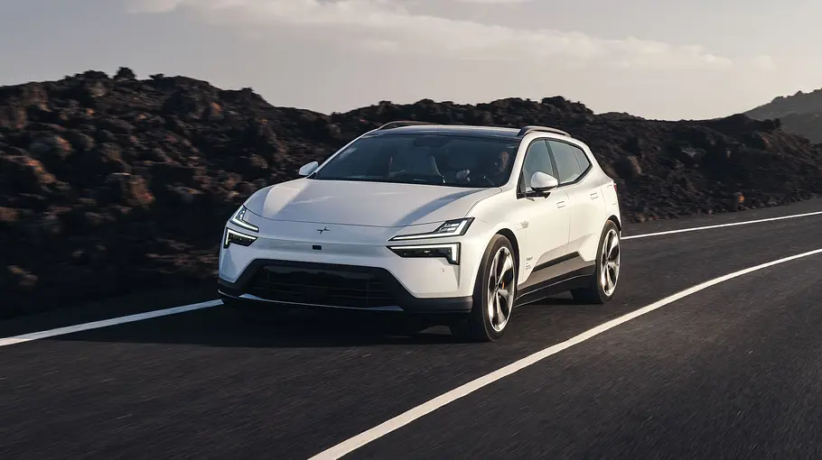 Polestar 4 SUV fährt auf einer Landstraße, Ansicht von vorne.