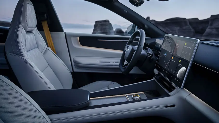 Vordersitze des Polestar 4 SUV.