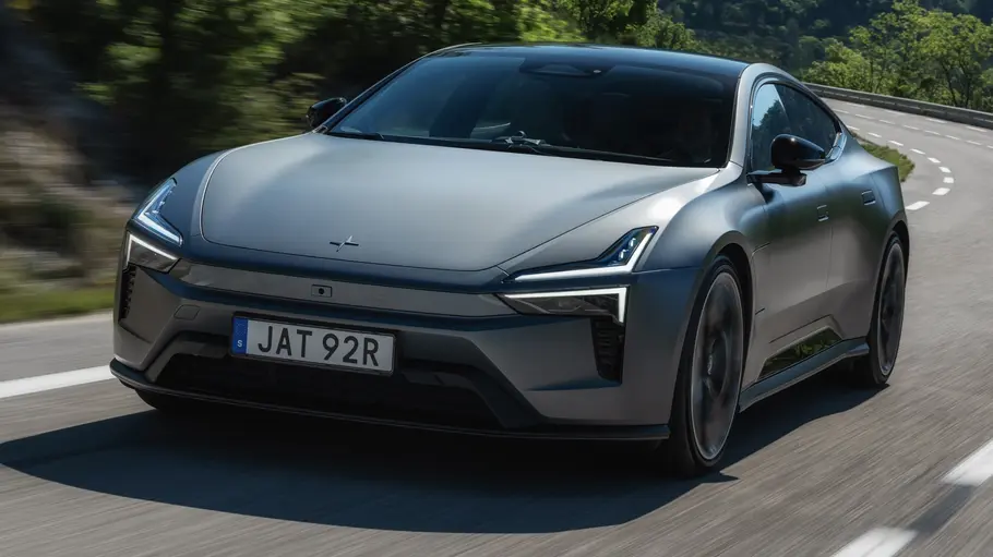 Polestar 5 fährt auf einer Landstraße, Ansicht von vorne.