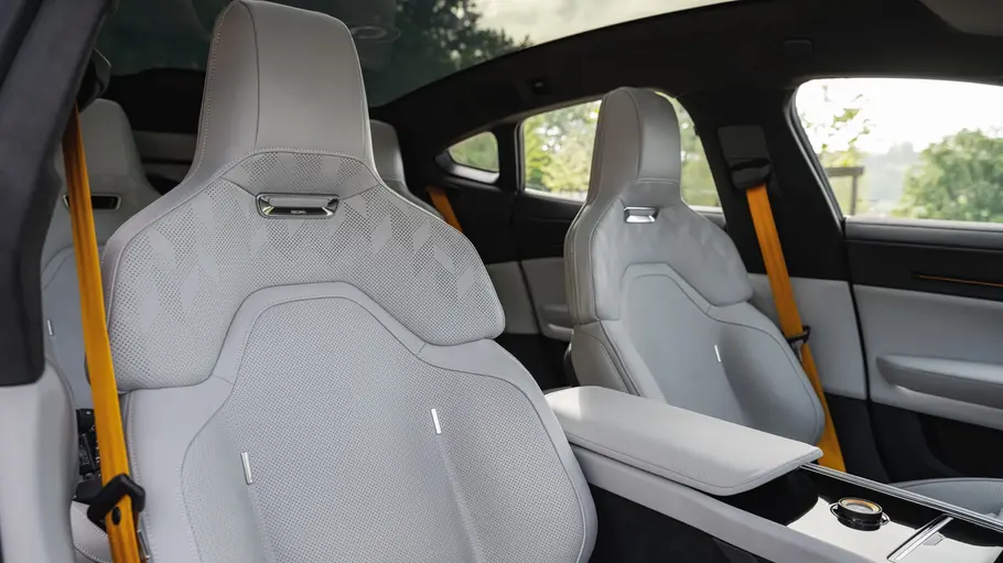 Vordersitze des Polestar 5.