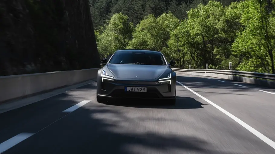 Polestar 5 fährt auf einer Landstraße, Ansicht von vorne.