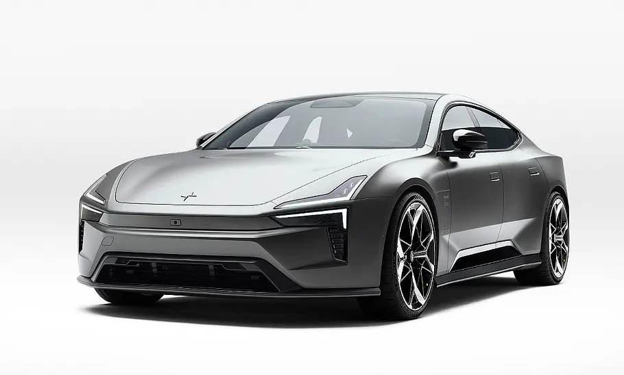 Der Polestar 5 (2025) stehend von vorne links fotografiert.