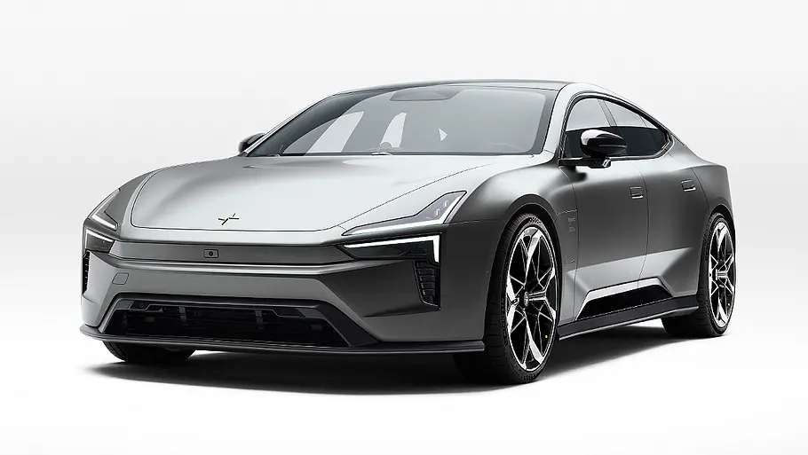 Der Polestar 5 steht vor weißem Hintergrund, von vorne links fotografiert.
