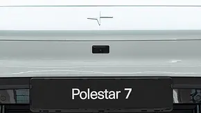 Montage, die den Modellnamen Polestar 7 auf der Front des Polestar 4 zeigt. - Foto: Polestar/AUTO ZEITUNG