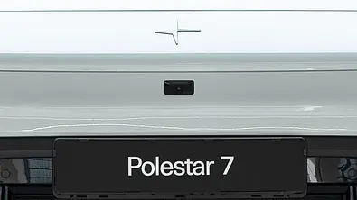 Montage, die den Modellnamen Polestar 7 auf der Front des Polestar 4 zeigt. - Foto: Polestar/AUTO ZEITUNG