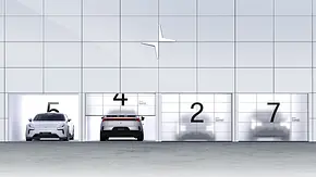 Gruppenbild der vier Polestar-Neuheiten bis 2027, teils noch hinter einem halbtransparenten Garagentor verdeckt. - Foto: Polestar