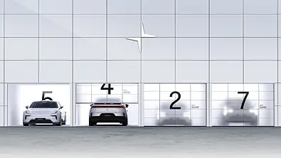 Gruppenbild der vier Polestar-Neuheiten bis 2027, teils noch hinter einem halbtransparenten Garagentor verdeckt. - Foto: Polestar