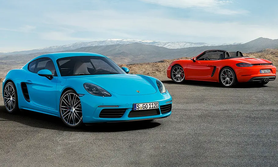 Der Porsche 718 Cayman statisch von vorne und der Porsche 718 Boxster statisch von hinten fotografiert.