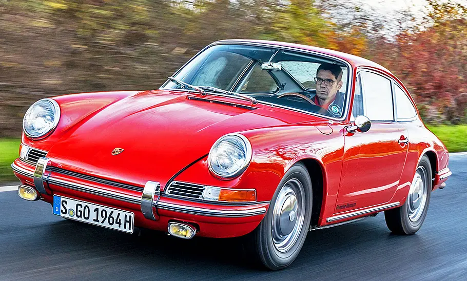 Der Porsche 901 (1964) fahrend von schräg vorne fotografiert.