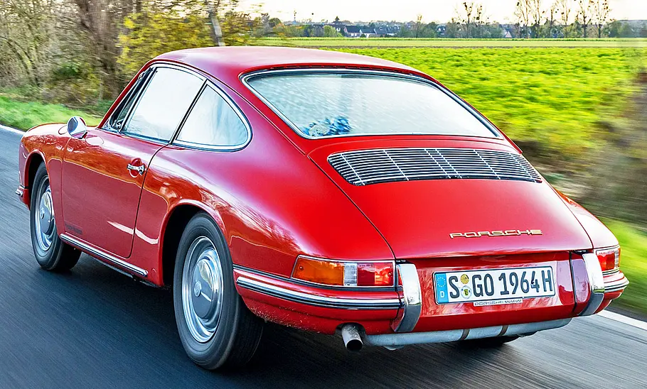 Der Porsche 901 (1964) fahrend von hinten fotografiert.