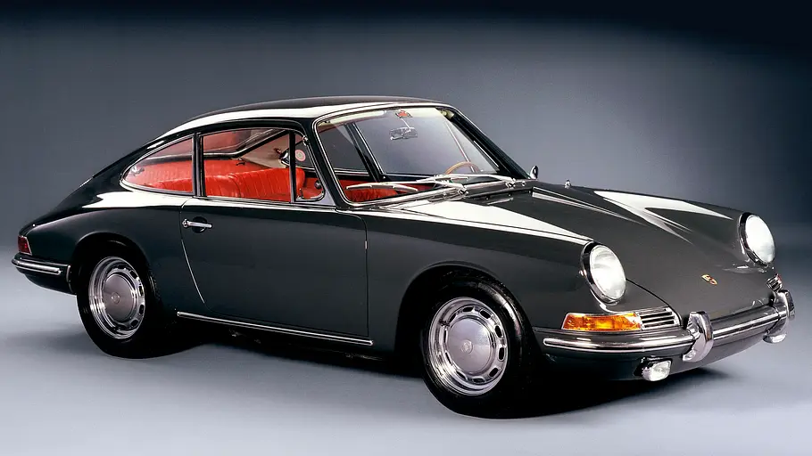 Porsche 911 statisch von schräg vorne fotografiert. 